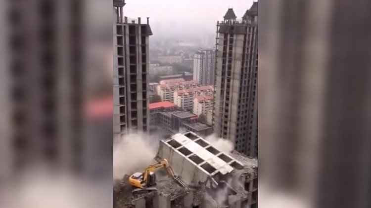 La increíble demolición de un rascacielos con una excavadora en China