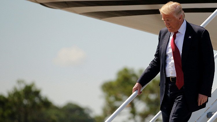 ¿Tiene Donald Trump miedo a las escaleras?