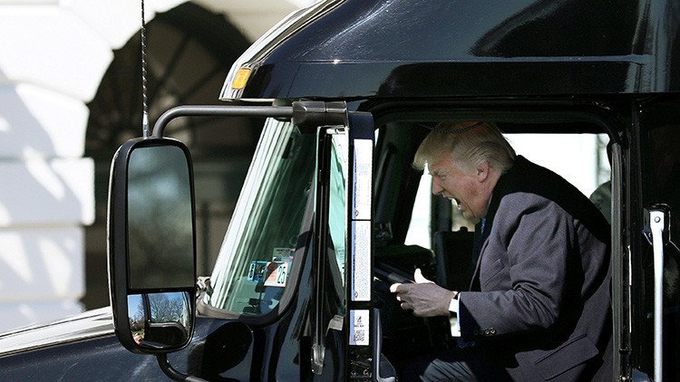 FOTOS, VIDEO: Las muecas de Trump al volante de un tráiler desatan una ola de bromas en la Red