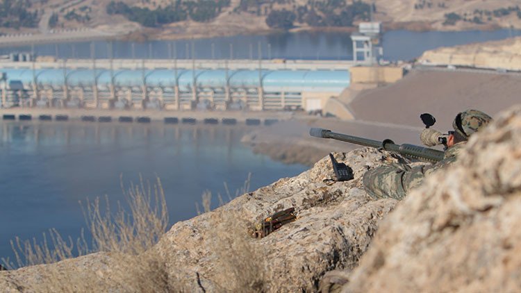 Fuertes combates en Raqa provocan un colapso parcial de la presa más grande de Siria