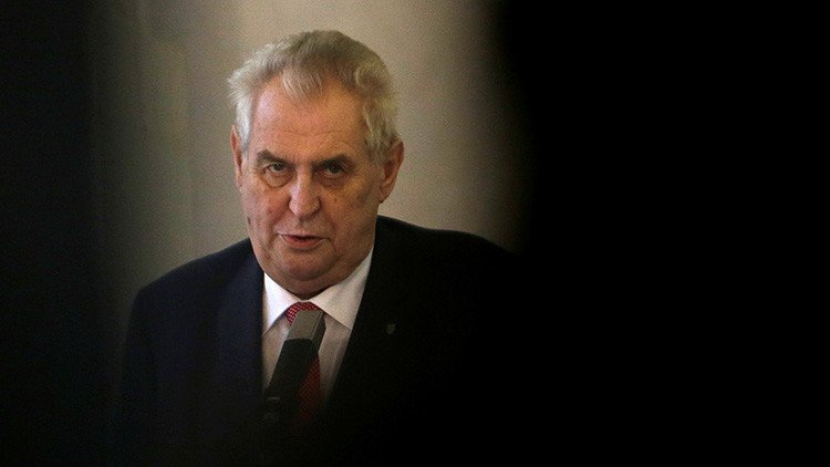 El presidente checo revela que 'hackers' de EE.UU. subieron fotos pornográficas a su ordenador