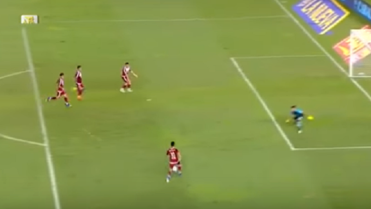 "¡Tocó, goool… no, no, nooo!": El épico fallo de River Plate está dando la vuelta al mundo 