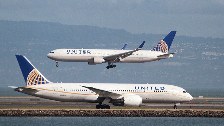 Critican a una aerolínea estadounidense por no permitir embarcar a dos niñas vestidas con 'leggings'