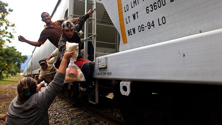'Las Patronas', el grupo de mujeres que 'alimenta los sueños' de los migrantes que atraviesan México