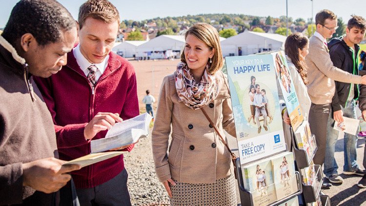 "Salir de allí es como saltar desde un avión": ex testigo de Jehová revela por qué abandonó su fe