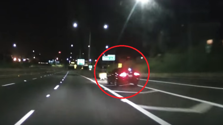 Dramático momento en que un conductor ebrio se estrella contra una barrera de autopista 