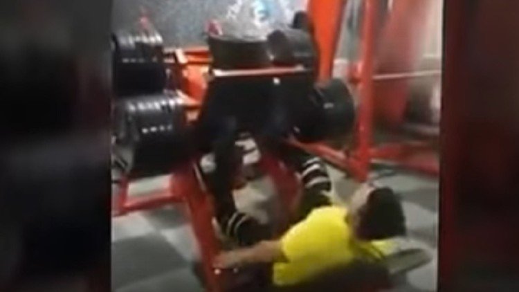 FUERTES IMÁGENES: Espeluznante rotura de pierna en el gimnasio