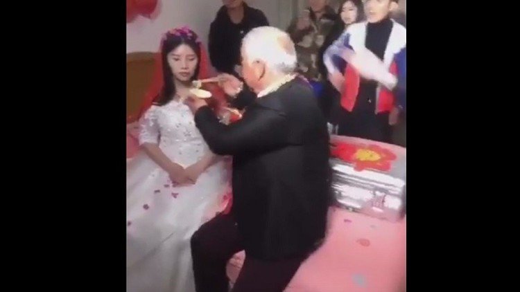 Una novia muy triste cambia de genio cuando su esposo le muestra algo 'mágico'