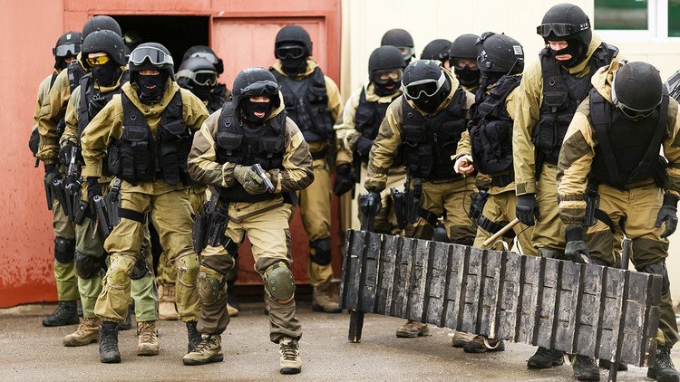 Por agua, tierra y aire: ¿De qué son capaces los combatientes de la Guardia Nacional rusa?