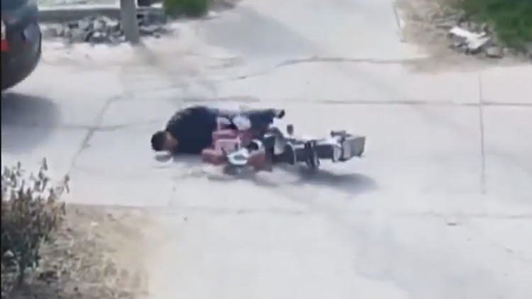 ¡Vaya día!: Un coche lo atropella y cuando da reversa para auxiliarlo le vuelve a pasar por encima