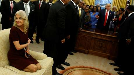 La asesora de Trump explica su postura relajada durante una recepción en la Casa Blanca 