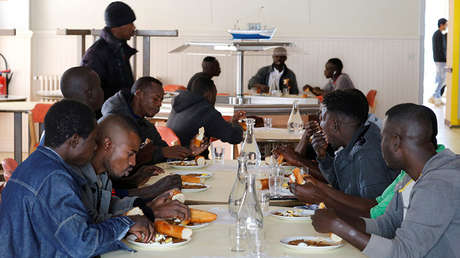 Francia: La ciudad de Calais prohíbe la entrega de alimentos a refugiados