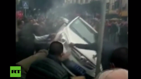 'La unión hace la fuerza': peatones se juntan para salvar a una mujer atrapada debajo de un coche