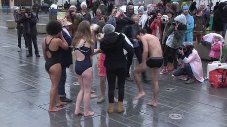 Video: Franceses se duchan en la calle en protesta contra el decreto de la alcaldesa de Calais 