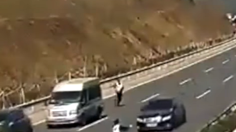 FUERTES IMÁGENES: Un coche embiste a un policía y lo lanza por los aires