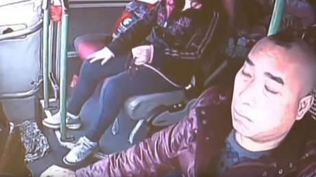 El impactante momento en que un conductor se duerme y causa un accidente