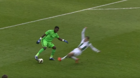 El portero del Ajax quiere hacer una 'de lujo' pero termina haciendo el ridículo