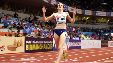 Video: La atleta campeona del 1.500 da la vuelta de honor con los organizadores intentando detenerla