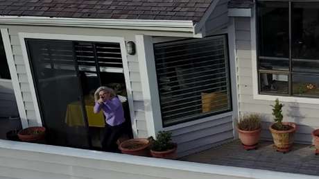 Una mujer intenta derribar un dron con una escopeta