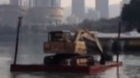 Intenta cruzar un río con su excavadora y casi se ahoga