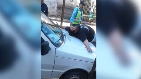 La desmesurada reacción de un conductor cuando ve que se llevan su auto