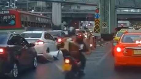 Los peligros de llevar una camiseta larga al ir en moto