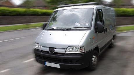 Llama un taxi a través de Uber y llega un furgón con solo dos sillas de madera en su interior