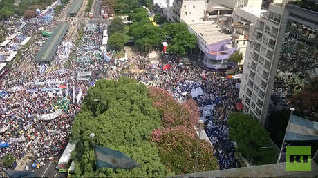 Marcha de trabajadores en Argentina contra las políticas económicas de Mauricio Macri
