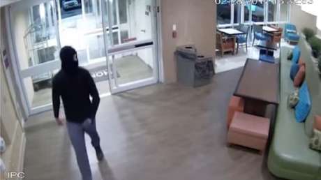 Un hombre enmascarado intenta violar a una mujer pero termina huyendo desesperado