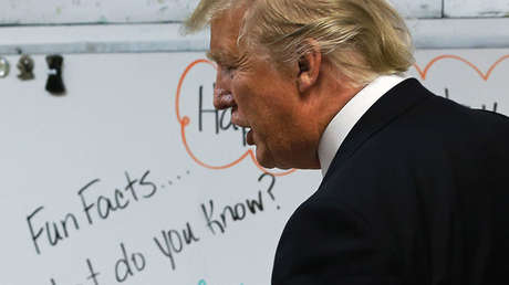 FOTO: El poco elegante y económico recurso de Trump para usar su corbata