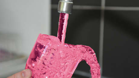 "Rosa, muy rosa": Habitantes de un pueblo de Canadá alarmados por el color del agua del grifo