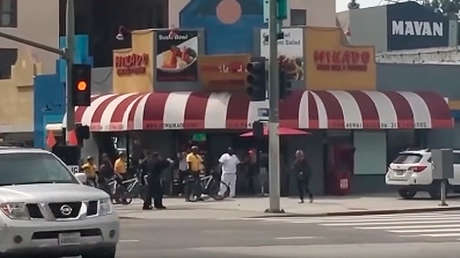 Policías matan a un indigente que los 'amenazaba' con un tubo en EE.UU.