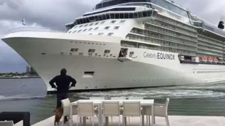 Una pareja vive el angustioso momento en que un barco está a punto de embestir su casa