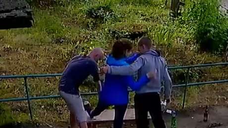 FUERTES IMÁGENES: Un hombre borracho le rompe la pierna a una mujer… después de que ella se lo pida