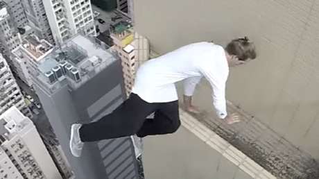 Un joven realiza increíbles piruetas con las manos y sobre una bici BMX en lo alto de un rascacielos