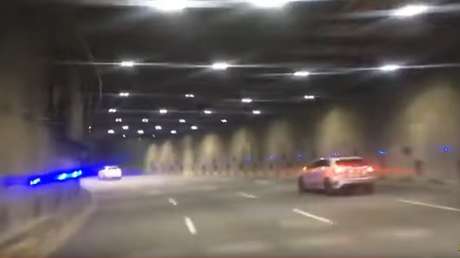 Le regalan un Mercedes Benz último modelo y lo estrella en un túnel ese mismo día