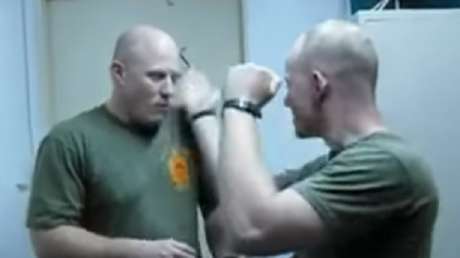 Pide que le enseñe "cómo se hace el golpe secreto al cuello" y cae inconsciente