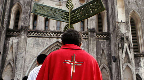 Un cura español se disfraza del magnate de Playboy y posa con 'conejitas'