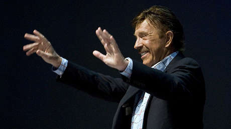Chuck Norris cumple 77 años y las redes lo celebran con memes y bromas