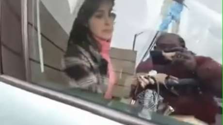 Filma a su esposa saliendo del hotel con su amante y las redes no la perdonan
