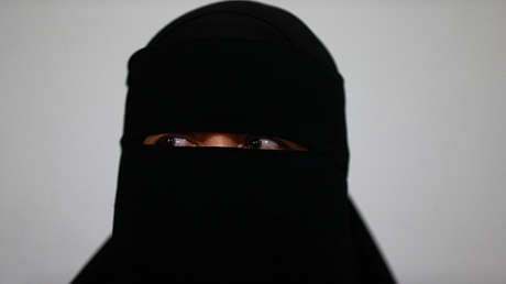 VIDEO: Amenazan de muerte a una joven musulmana que 'perreó' con el hiyab puesto