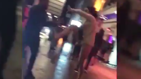 Una mujer en minifalda pierde los estribos y noquea a dos con una patada voladora de kung-fu