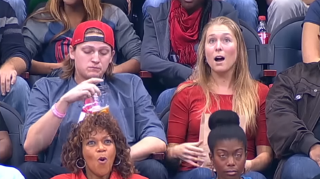 Si no besas a tu chica en la 'kiss cam' te puede pasar esto