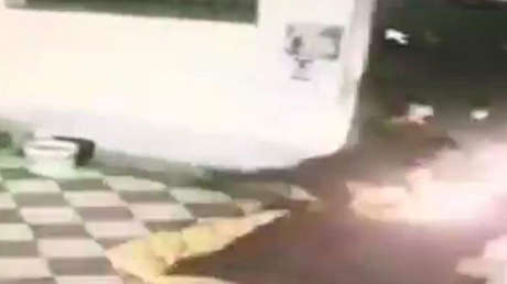 FUERTES IMÁGENES: Un hombre encapuchado quema vivo a un sintecho en Italia