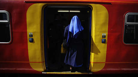 Una foto 'divina': ¿Por qué miles de internautas discuten sobre cuántas monjas hay en esta imagen?