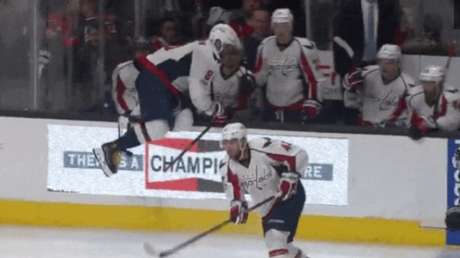 El curioso 'patinazo' de un famoso capitán ruso de hockey