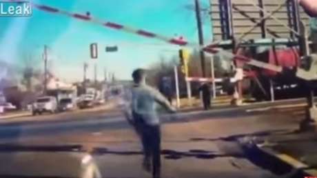 Dos hombres salvan a una anciana de 89 años de ser atropellada por un tren 