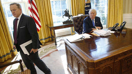 "¿Cómo se siente trabajar para un fascista?": Una mujer aborda a Sean Spicer en una tienda (VIDEO)