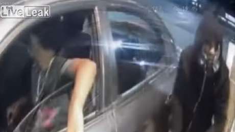 Tres hombres se cuelan por la ventanilla de un McAuto para realizar un atraco