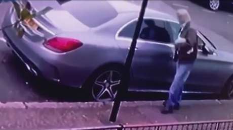 Un doble de Trump raya un Mercedes de más de 34.000 dólares